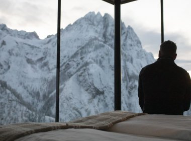 Einer der sch&ouml;nsten Schlafpl&auml;tze des Landes? Nicht nur die Panoramafenster machen die Dolomitenh&uuml;tte zu einem echten Schmuckst&uuml;ck.
