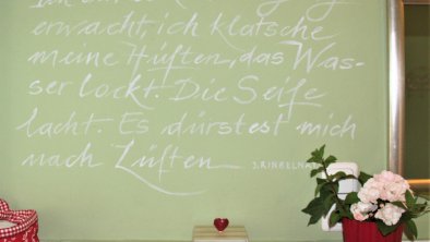Spruch im Badezimmer "Garten Eden", © Johanna Schiessendoppler