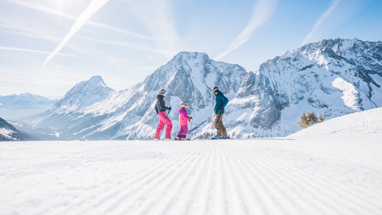 Skifahren in Familienskigebiet Ehrwalder Almbahn, © Tiroler Zugspitz Arena, C. Jorda