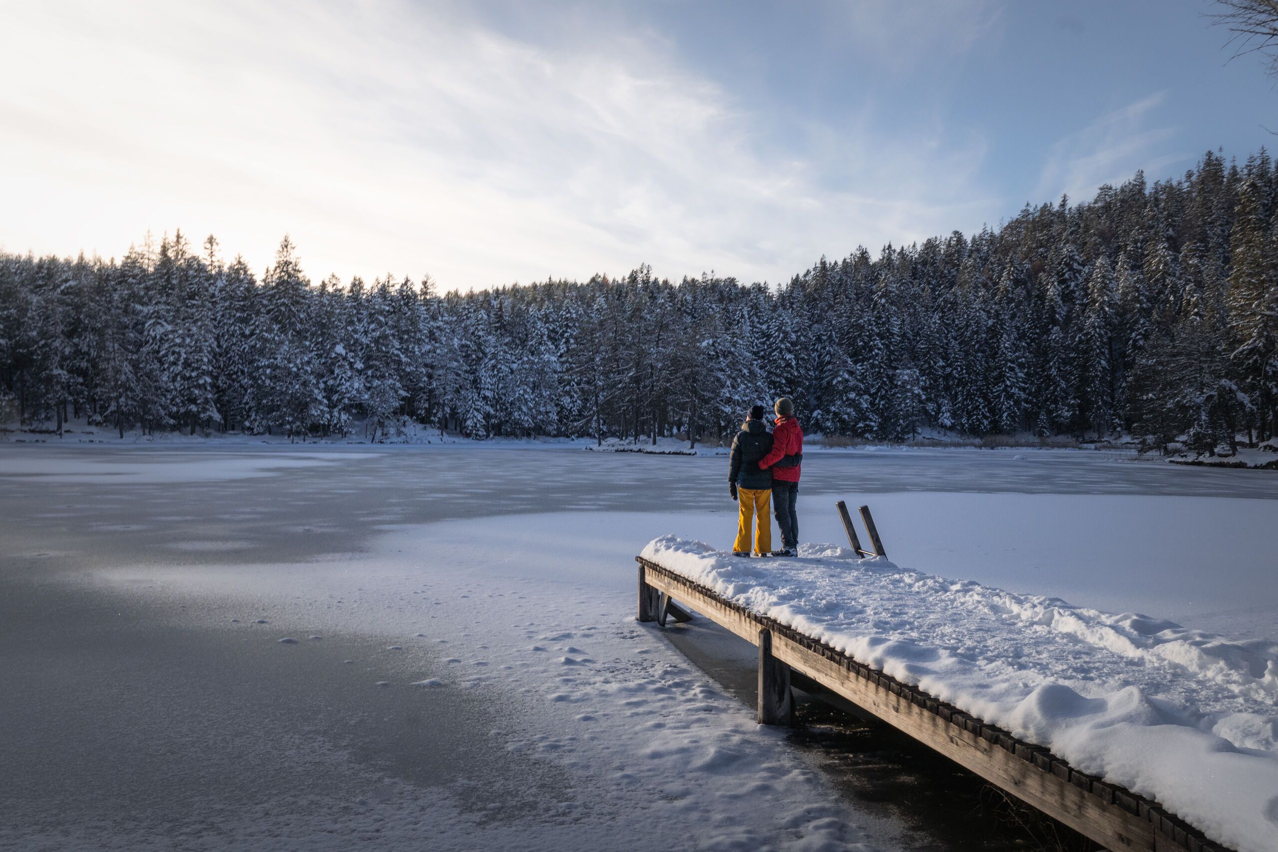 Paar auf Steg am winterlichen Möserer See, Winterwandern Region Seefeld