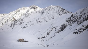             Ein Haus im Schnee: Die Amberger Hütte in den Stubaier Alpen.