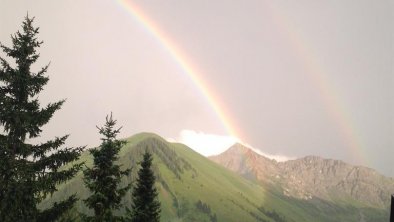 Gewitterstimmung mit Regenbogen überm Rotenstein