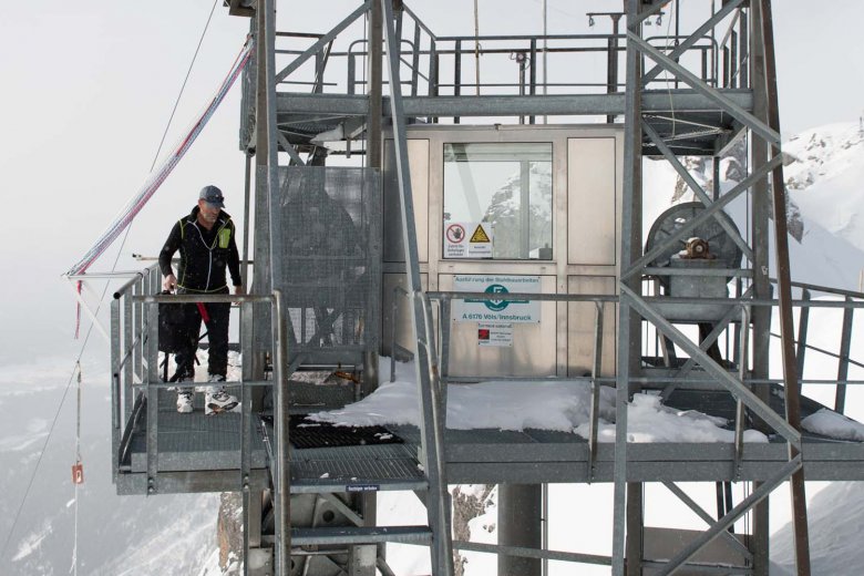 Werner Haberfellner vor der Station der Sprengseilbahn. 
