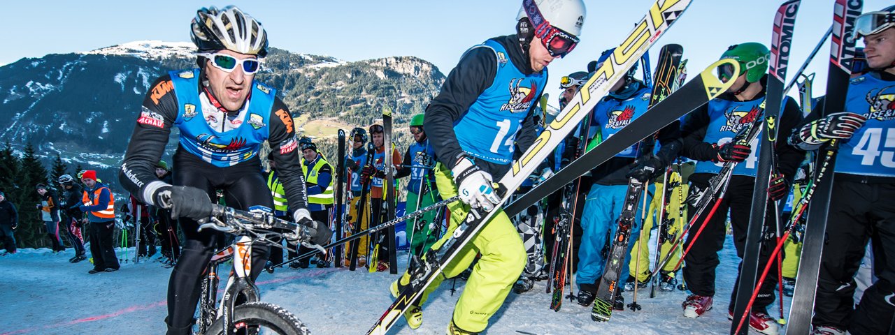 Immer im Team: Die Teilnehmenden des harten Wettkampfs Rise&Fall Mayrhofen holen das Letzte aus sich heraus, © Michael-Werlberger
