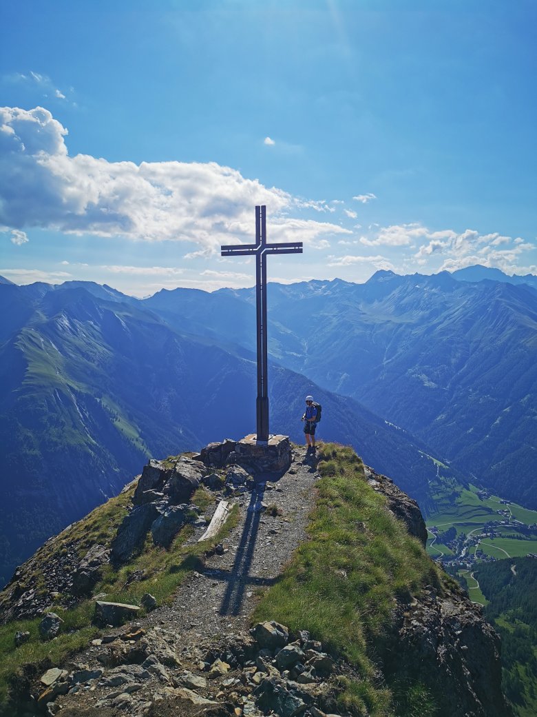 Ins Gipfelbuch der Blauspitz zu schreiben, ist Ge&uuml;bten vorbehalten - aber auch von der Adlerlounge aus kann man den markanten Gipfel bestaunen., © TVB Osttirol - Bernhard Assmair