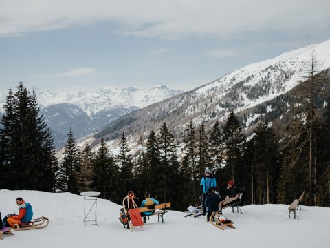 Wei&szlig;es Vergn&uuml;gen: Die Naviser H&uuml;tte auf 1.787 Metern H&ouml;he in den Tuxer Alpen ist ein beliebter Treffpunkt der rodelw&uuml;tigen Tiroler.
