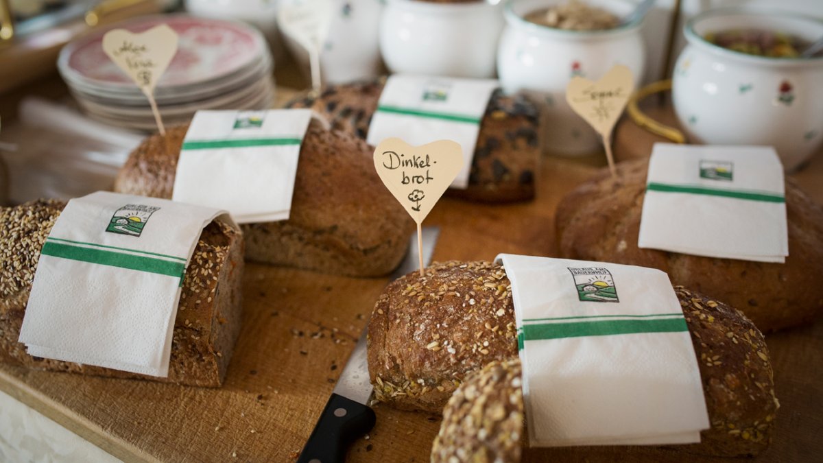 Annelies Paulweber wei&szlig;, wie sehr ihre G&auml;ste das selbstgebackene Brot sch&auml;tzen., © Tirol Werbung/Lisa Hörterer