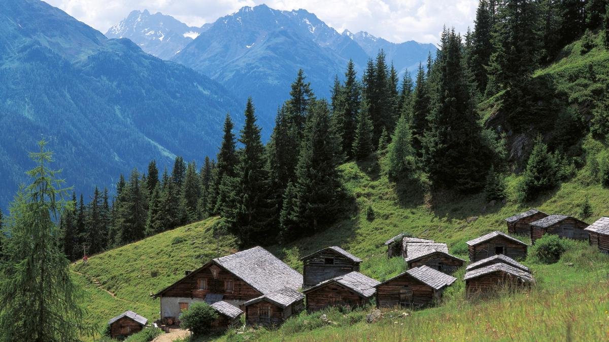 Auf der Alpe Dias kann man herrlich Skifahren und wandern. Die kleinen Futterställe, die wie Spielzeug in die Landschaft geworfen wurden, sind restauriert und unter Denkmalschutz gestellt worden., © Tirol Werbung/Ludwig Mallaun