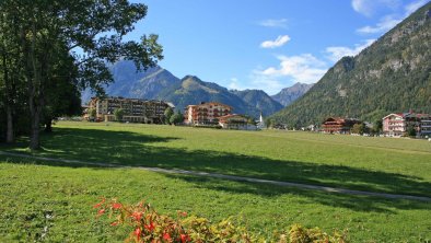 Blick vom Garten ins Dorf und Naturpark Karwendel, © Appartements am Achensee