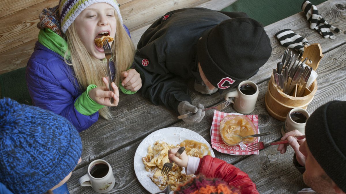             In den Kinderskischulen wird gemeinsam Mittagessen gegessen. So schmeckt's nicht nur besser, die Kinder sind auch bestens betreut.
, © Tirol Werbung