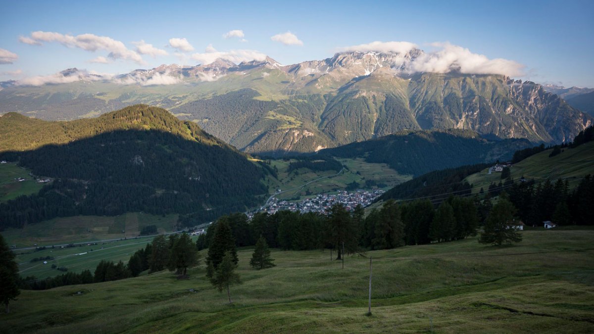             Vom Stableshof blickt man auf die Bergketten dreier Länder., © Tirol Werbung / Sebastian Höhn