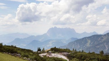 Triassic Park vor der Kulisse des Wilden Kaisers, © Tirol Werbung/Frank Bauer