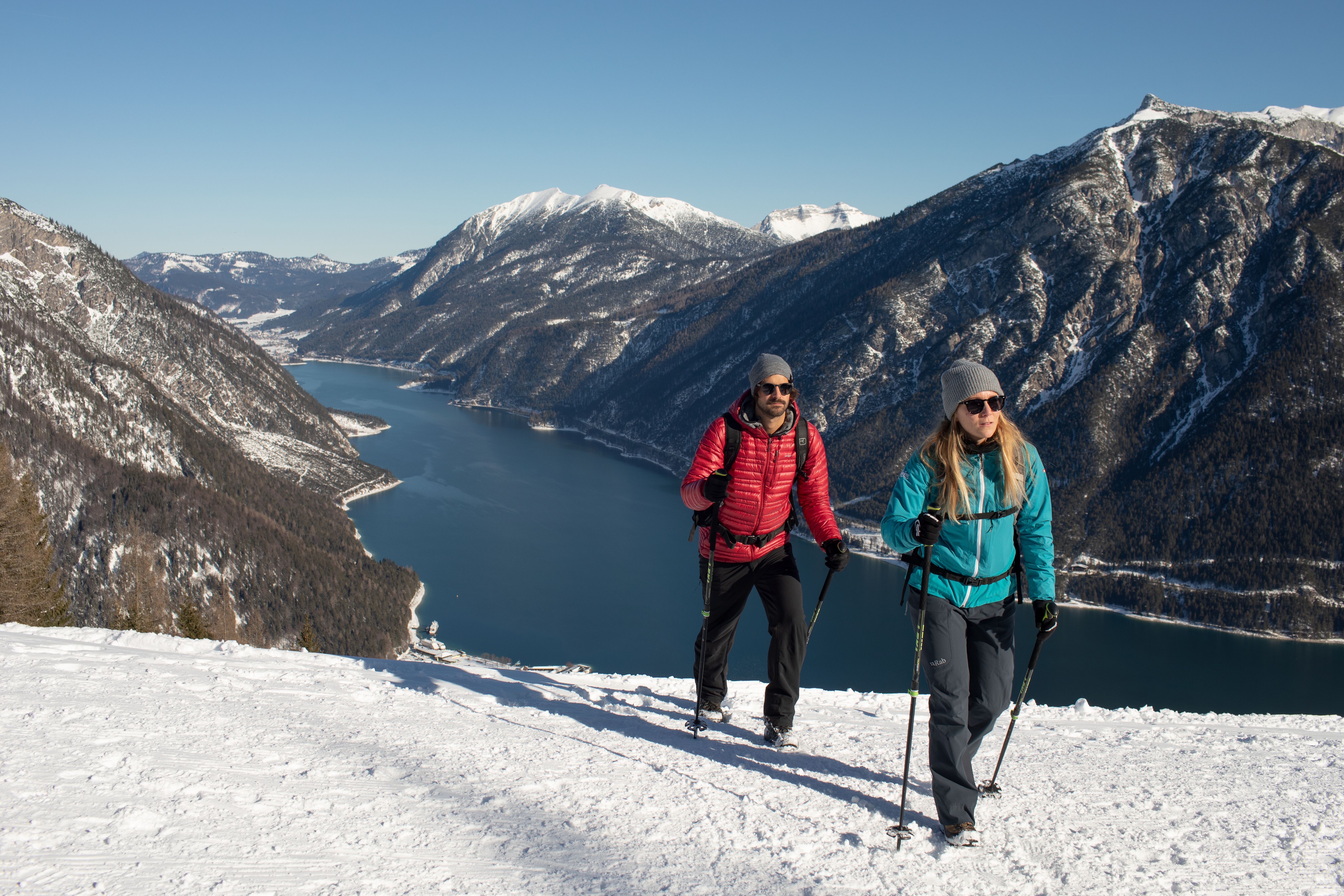 Ein Mann und eine Frau beim Winterwandern am Achensee