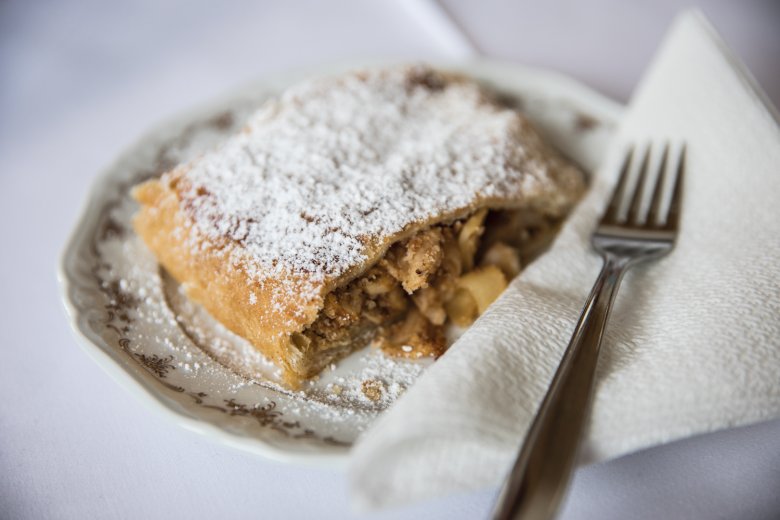 Hausgemachter Apfelstrudel im Gasthof Schöne Aussicht in Hollbruck.