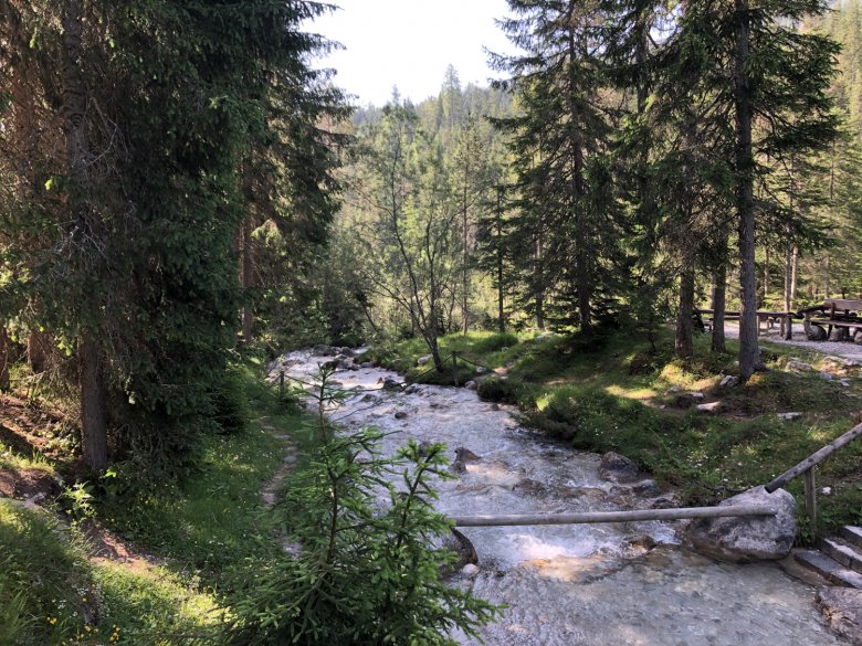 Die Kneippanlage führt durch den Salzbach. © Region Seefeld