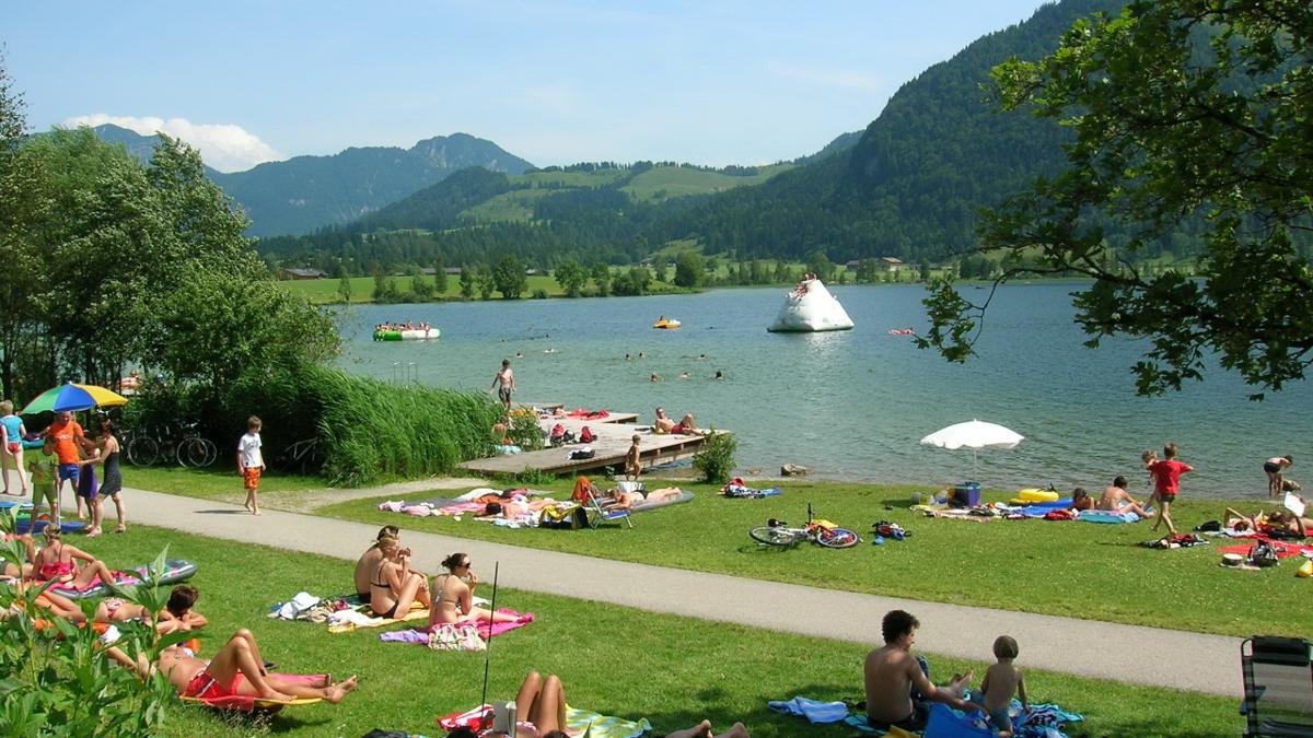 Ob im guten alten Tretboot, schwimmend oder auf Wasserskiern – der Walchsee bietet aktive Wassersportmöglichkeiten aller Art., © Kaiserwinkl