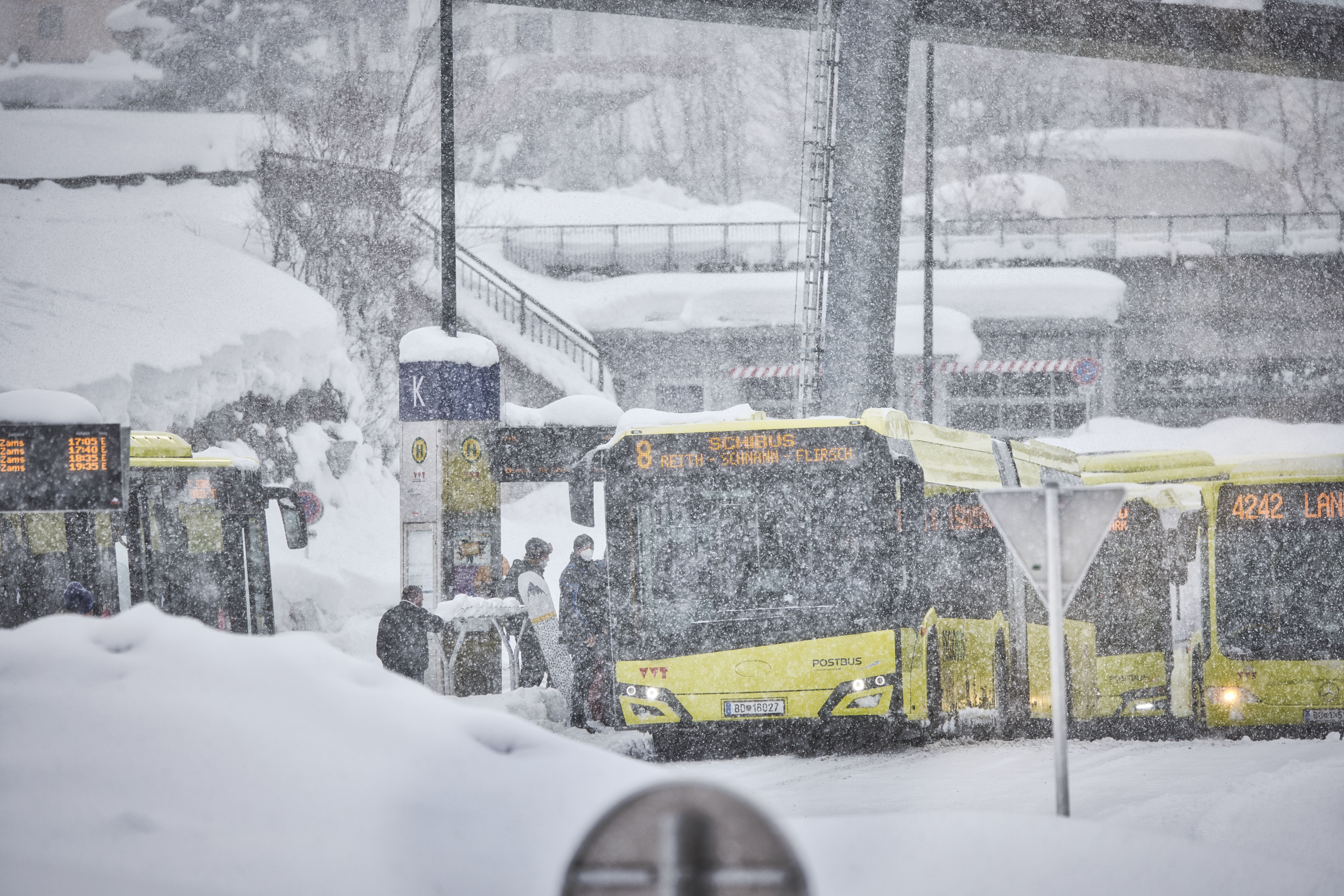 Busse im verschneiten St. Anton am Arlberg