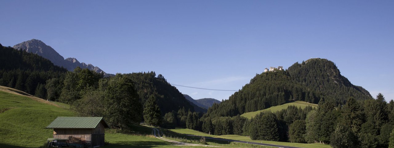 Burgruine Ehrenberg mit der Highline179, © Tirol Werbung/Lisa Hörterer