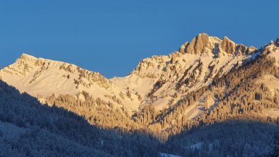Blick auf die Berge vor der Haustür im Winter