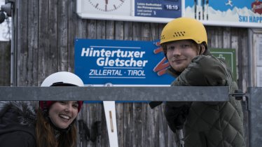 Ed Sheeran und Schauspielerin Zoey Deutch bei den Dreharbeiten am Hintertuxer Gletscher (Foto: Dan Curwin)
