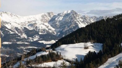 Blick auf Bergdoktorhaus und Wilder Kaiser