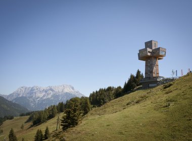 Das Jakobskreuz auf der Buchensteinwand begleitet Pilger auf der Strecke von Waidring nach St. Johann am Tiroler Jakobsweg ein Stück weit (c) Tirol Werbung – Jens Schwarz
