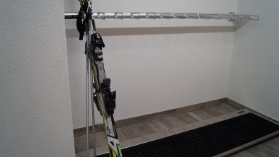 Skihalterung im Keller