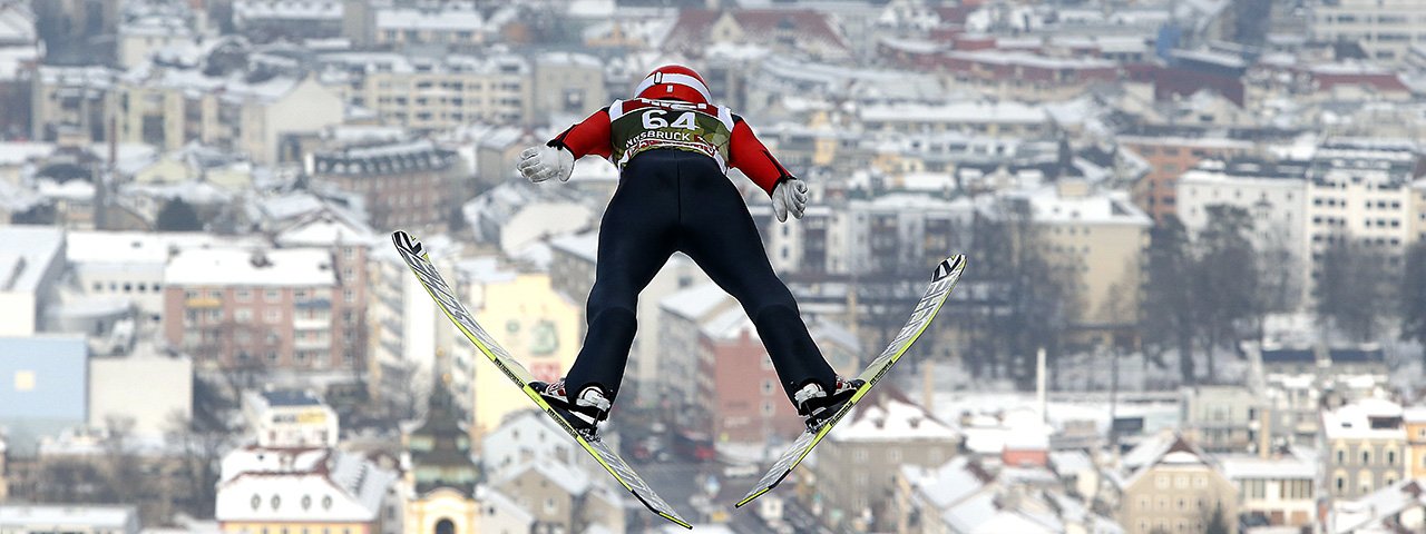 Wie ein Vogel: Die Skispringer fliegen von der Bergisel-Schanze aus der Stadt entgegen, © Brigitte Waltl-Jensen/OK Vierschanzentournee