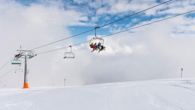 web-skifahrer-auf-lift-wilder-kaiser-foto-peter-vo