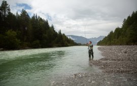 Mit einer pr&auml;zisen aber geschmeidigen Bewegung schnalzt Hanspeter Au&szlig;erhofer die Flugschnur &uuml;ber den Fluss.
