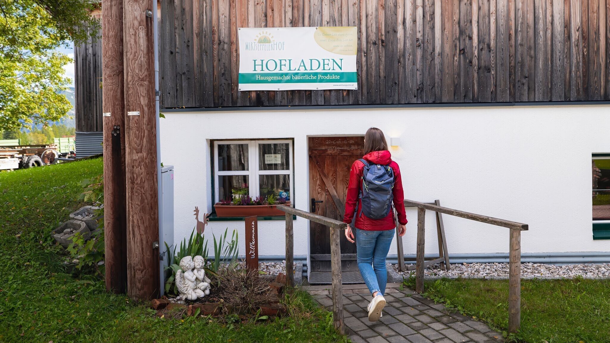 Frau geht auf den Wirtseppelerhof in Leutasch, Hofladen