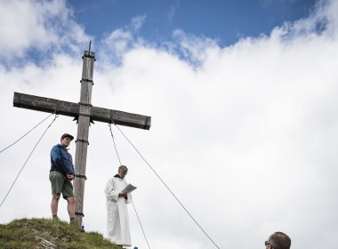 Bergmesse mit Pfarrer und Gipfelkreuz, © Tirol Werbung_Sebastian Höhn