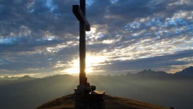 Sonnenaufgang am Berg! Wer früh aufsteht und auf den Berg geht, kann mit Glück diese Stimmung erleben., © im-web.de/ DS Destination Solutions GmbH (eda3 TOL)