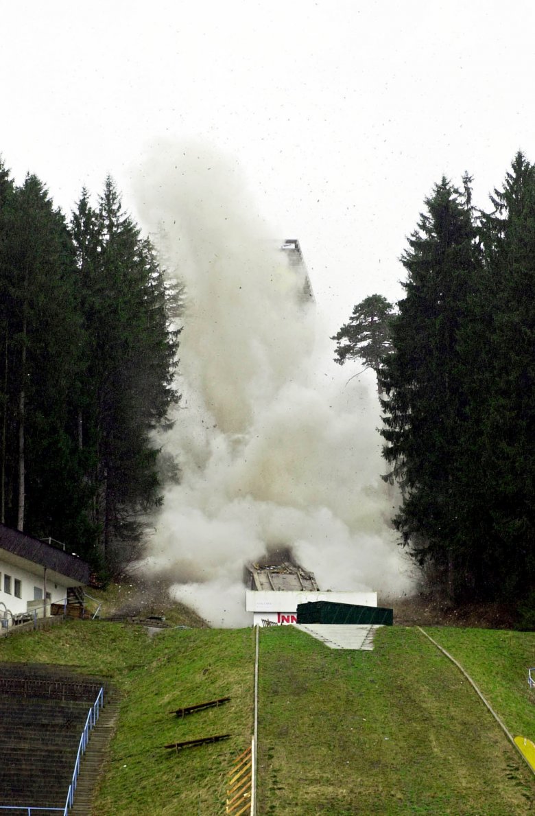 Nach akribischer Planung wurde die alte Bergiselschanze 2001 gesprengt., © GEPA pictures - Gerhard Berger