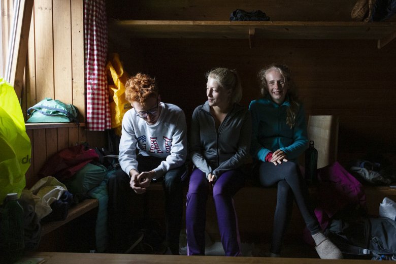 In den Bergen lernt man sich schnell und gut kennen. Oliver, Kiki und Anna (von links nach rechts) im Schlafsaal der Pfeish&uuml;tte.