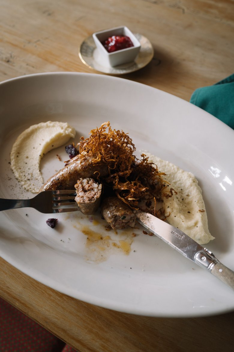 Normalerweise wird das Bergwild als Ragout oder Braten serviert. Im Morent macht K&uuml;chenchefin Lisa aus dem Fleisch der G&auml;mse eine grobe Salsiccia mit mediterranen Gew&uuml;rzen.
