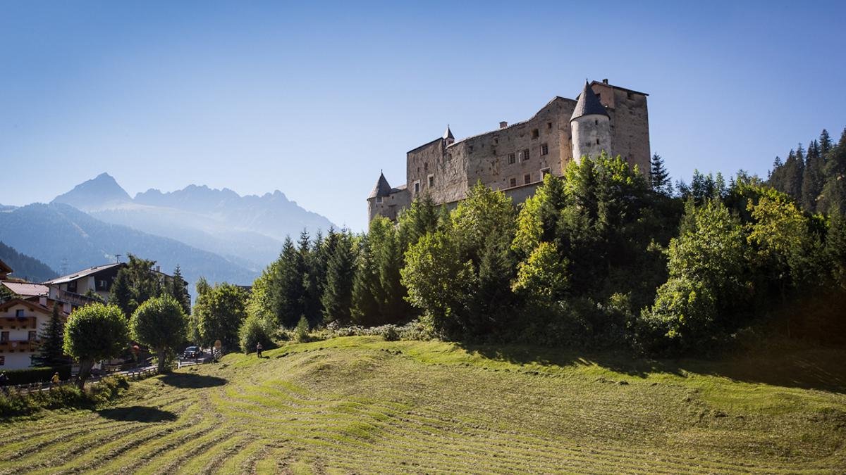 Die Folterkammer erinnert an jene armen Seelen, die seit dem 14. Jahrhundert auf Schloss Naudersberg peinlichen Befragungen unterzogen wurden. Heute beherbergt das Schloss nicht nur ein Museum, sondern auch ein Restaurant und Ferienwohnungen., © Nauders