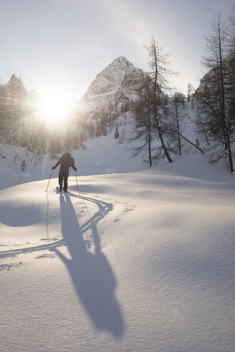             Auch wenn ein Besuch auf der Hütte schon ein Erlebnis ist, sollte – wer kann – die Umgebung einmal genauer auf Ski erkunden.

          