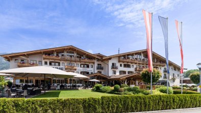 Hotel Sonne im Sommer - Außenansicht mit Terrasse, © Hotel Sonne Besitz GmbH