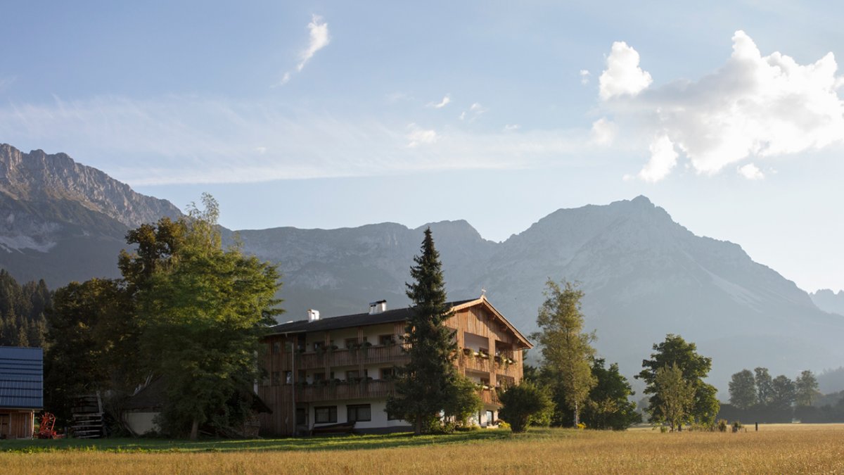 Umgeben von Feldern, liegt der Lindenhof vor schönster Bergkulisse., © Tirol Werbung/Lisa Hörterer