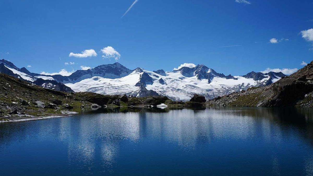 Klare Bergseen, enge Klammen, 80 Gletscher: Wandern im Naturpark Zillertaler Alpen ist ein Erlebnis, das seinesgleichen sucht. Auf bis zu 3.500 Metern Seehöhe geht es durch eine unvergleichliche Landschaft., © Zillertal Tourismus / Carolin Nitzsche