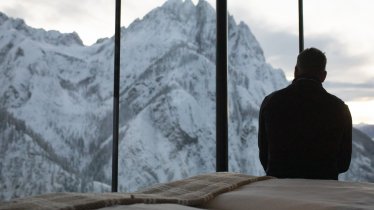 Einer der sch&ouml;nsten Schlafpl&auml;tze des Landes? Nicht nur die Panoramafenster machen die Dolomitenh&uuml;tte zu einem echten Schmuckst&uuml;ck.
