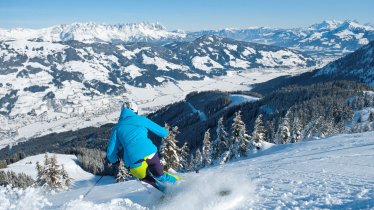 https://images.seekda.net/AT_UAB7-04-09-01/skifahren-im-tiefschnee-im-skigebiet-kirchberg-kitzbuehel%C3%82%C2%A9eisendstefan.jpg