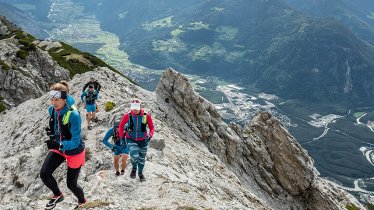 Das Inntal zu Füßen, alpines Gelände unter den Sohlen: Der Tschirgant Sky Run ist ein unvergessliches Erlebnis, © Imst Tourismus_daniko.at