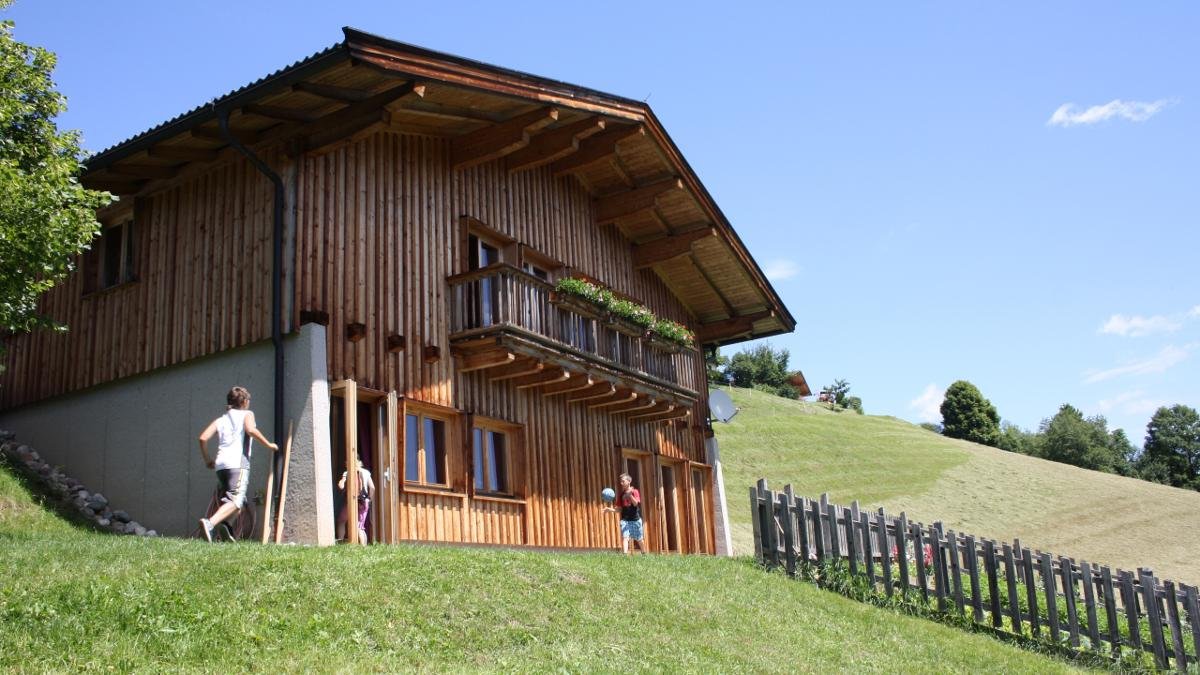 Kinder, die ein paar Tage in der Schule der Sinne verbracht haben, werden nie mehr glauben, dass die Milch aus dem Tetrapak kommt und Kühe prinzipiell lila sind. In der Alpenschule schließen Kinder mit der Natur Freundschaft fürs Leben., © Kitzbüheler Alpen - Brixental/Stephan Bannach