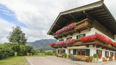 Haus von vorne im Sommer