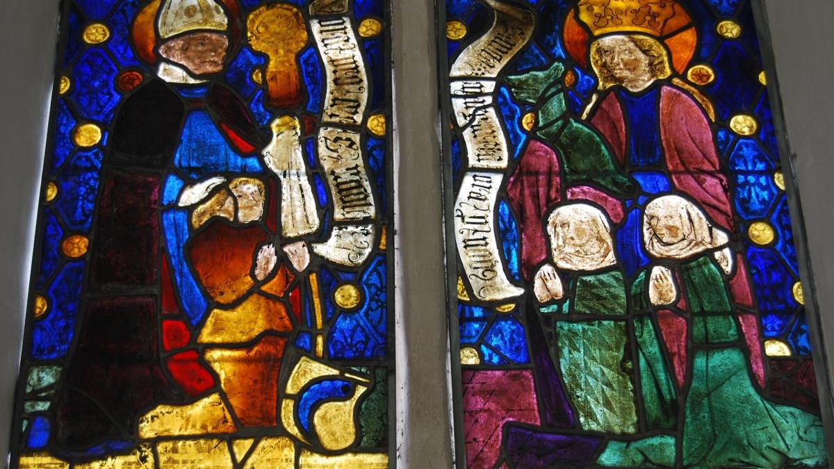 In der St.-Nikolaus-Kirche im St. Johanner Ortsteil Weitau befindet sich ein Schatz der Tiroler Kulturgeschichte – das einzige erhaltene gotische Glasfenster. Das prächtige Kunstwerk stammt aus der Zeit um 1480., © Reinhold Embacher