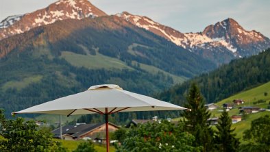 Alpbacherhof rote Liegen am Pool Blick Galtenberg, © Alpbacherhof/Fotograf Michael Stephan