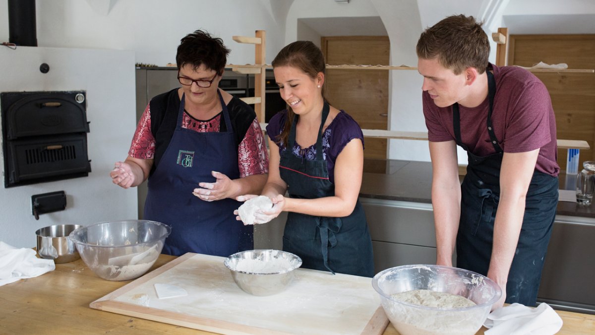 Die Hausherrin ist gelernte Köchin und bietet Koch- und Brotbackkurse an., © Tirol Werbung/Lisa Hörterer