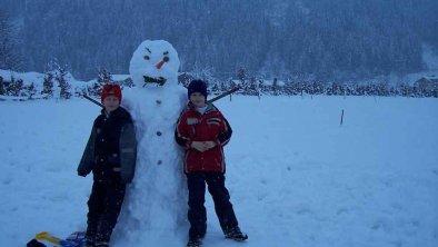 winter-schneemann-haus-gisela-mayrhofen-zillertal